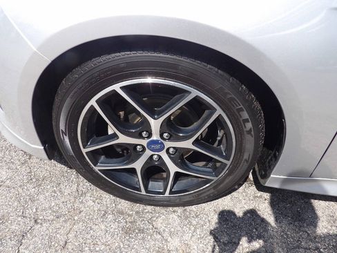 Used 2016 Ford Focus SE w/ SE Sport Package FWD image 5