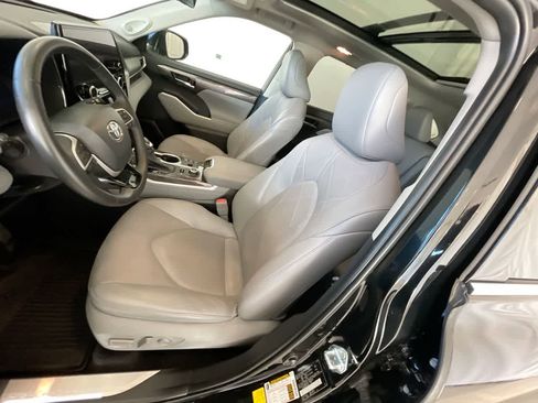 Used 2024 Toyota Highlander Platinum image 11