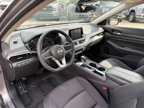 Used 2025 Nissan Altima 2.5 SV FWD image 12