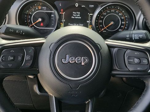 Used 2022 Jeep Gladiator Sport image 11