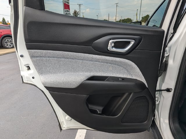 Used 2023 Jeep Compass Latitude AWD/4WD image 14