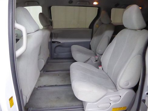 Used 2013 Toyota Sienna L image 23