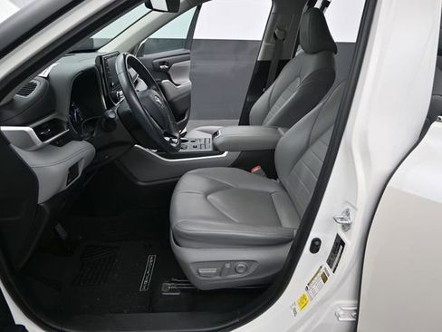 Used 2021 Toyota Highlander XLE AWD/4WD image 12