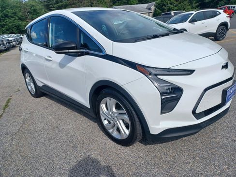 Used 2023 Chevrolet Bolt LT FWD image 2