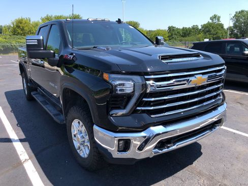 Used 2024 Chevrolet Silverado 2500 LTZ w/ LTZ Convenience Package AWD/4WD image 3