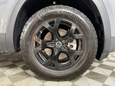 Used 2025 Volkswagen Atlas Peak Edition SE image 9