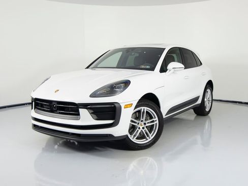 Certified 2025 Porsche Macan AWD/4WD image 6