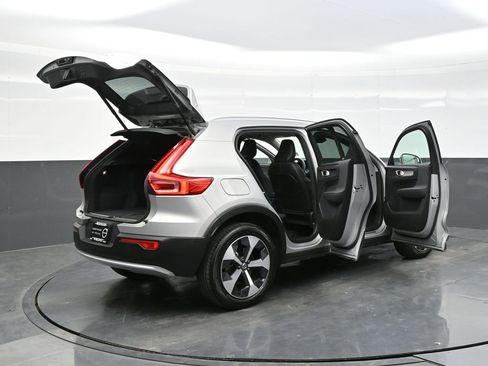 Used 2025 Volvo XC40 B5 Plus image 37