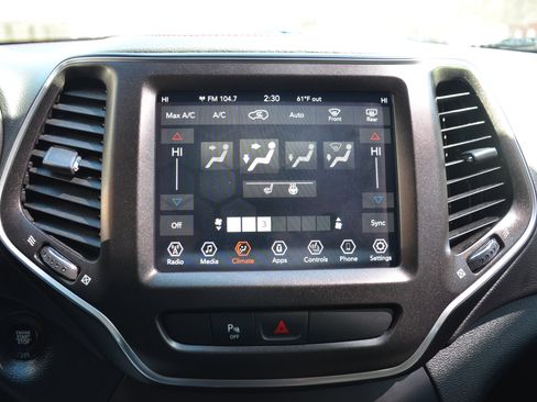 Used 2019 Jeep Cherokee Trailhawk w/ Cold Weather Group image 13