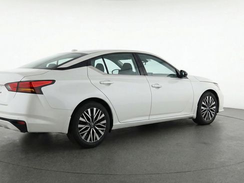 Used 2025 Nissan Altima 2.5 SV image 9