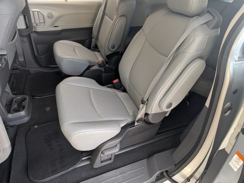Used 2023 Toyota Sienna XLE FWD image 18
