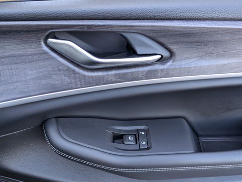 Used 2023 Jeep Grand Cherokee Limited w/ Luxury Tech Group II image 22