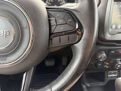 Used 2018 Jeep Renegade Altitude FWD image 17