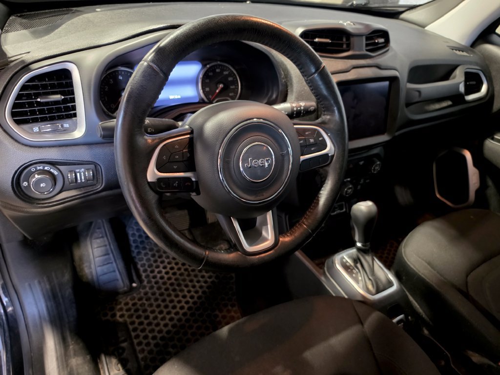 Used 2019 Jeep Renegade Latitude w/ UConnect 8.4 Nav Group AWD/4WD image 4