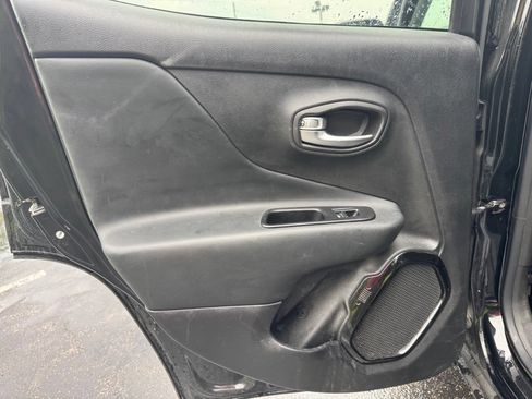 Used 2018 Jeep Renegade Altitude AWD/4WD image 11