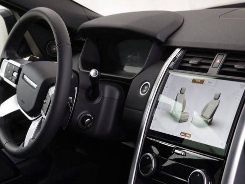 Used 2025 Land Rover Discovery S image 22