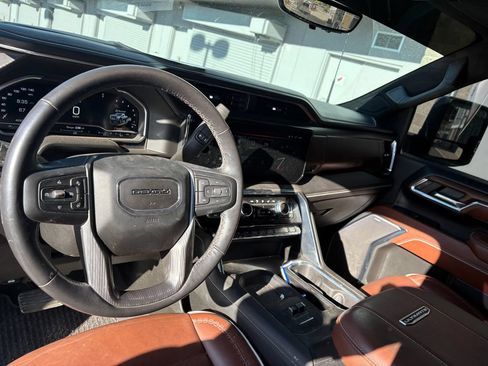 Used 2024 GMC Sierra 3500 Denali Ultimate AWD/4WD image 17