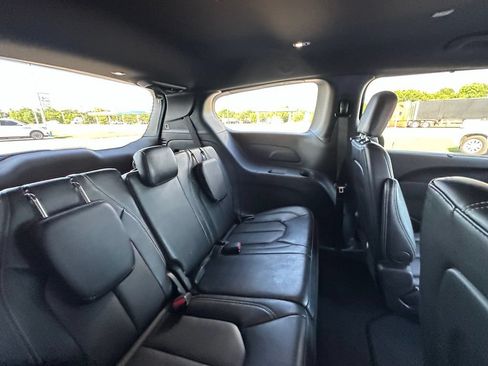 Used 2025 Chrysler Pacifica Select FWD image 23