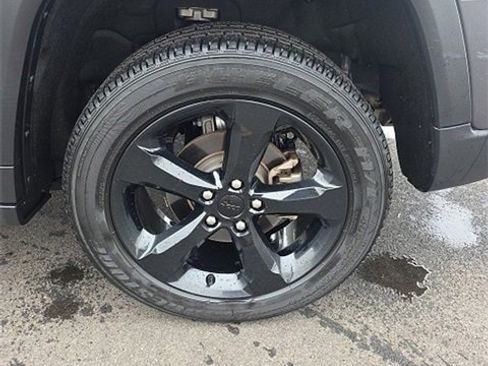 Used 2023 Jeep Grand Cherokee Altitude image 8