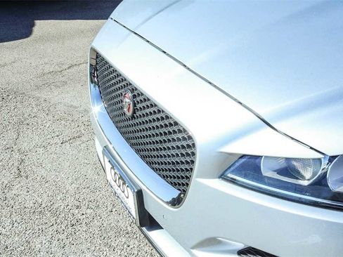 Used 2019 Jaguar F-PACE Premium image 8