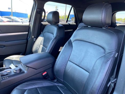 Used 2017 Ford Explorer XLT w/ Equipment Group 202A AWD/4WD image 10