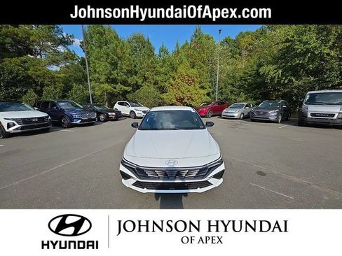 Used 2025 Hyundai Elantra Sport FWD image 11