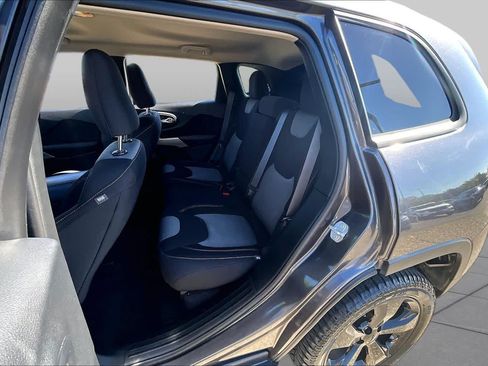 Used 2017 Jeep Cherokee Sport FWD image 20