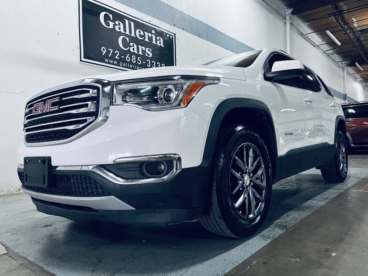 Used 2017 GMC Acadia SLT FWD image 2