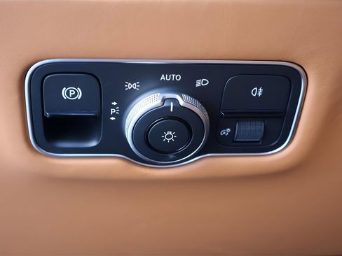 Used 2025 Aston Martin V8 Vantage Coupe image 17