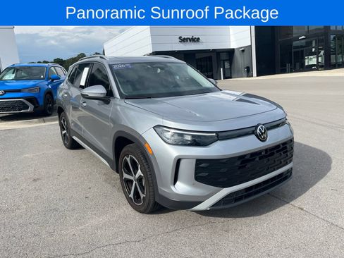 Certified 2026 Volkswagen Tiguan SE w/ Panoramic Sunroof Package AWD/4WD image 3