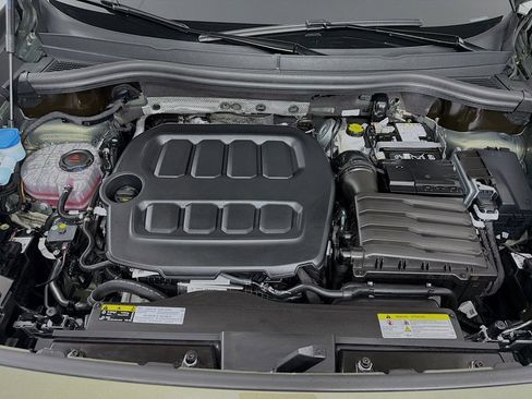 Used 2025 Volkswagen Tiguan SE R-Line image 32