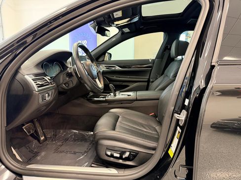 Used 2019 BMW 740i w/ M Sport Package image 19