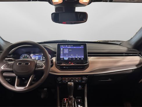 Used 2025 Jeep Compass Limited image 21