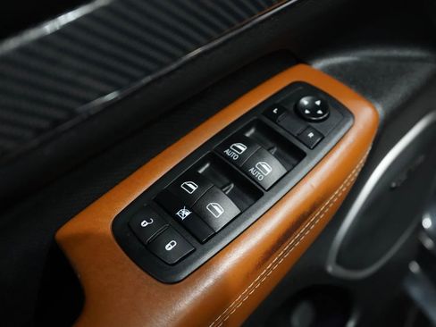 Used 2016 Jeep Grand Cherokee SRT image 39