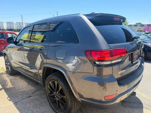 Used 2017 Jeep Grand Cherokee Altitude RWD image 5