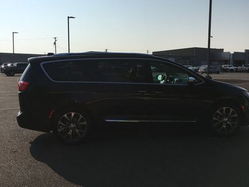 Used 2017 Chrysler Pacifica Limited FWD image 8