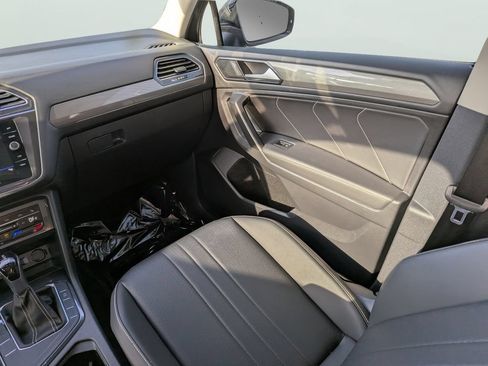 Used 2023 Volkswagen Tiguan SE w/ Panoramic Sunroof Package FWD image 15