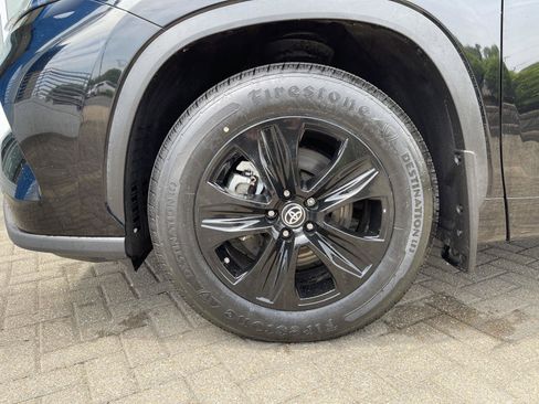 Used 2022 Toyota Highlander XLE AWD/4WD image 9