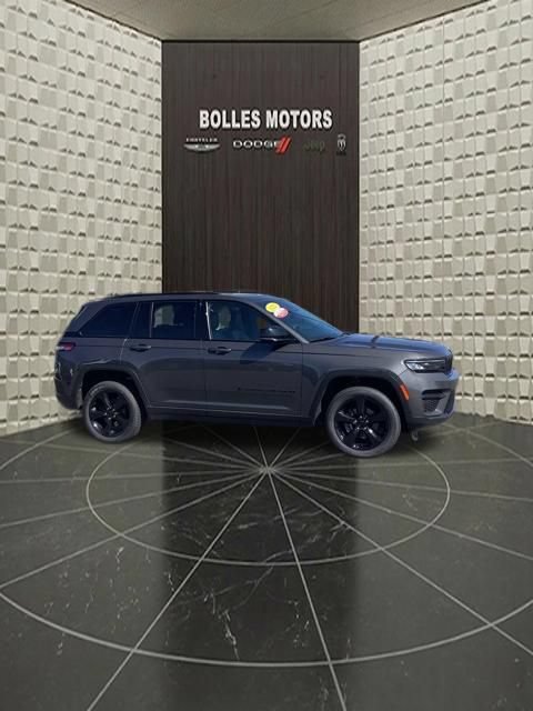 Used 2023 Jeep Grand Cherokee Altitude AWD/4WD image 3