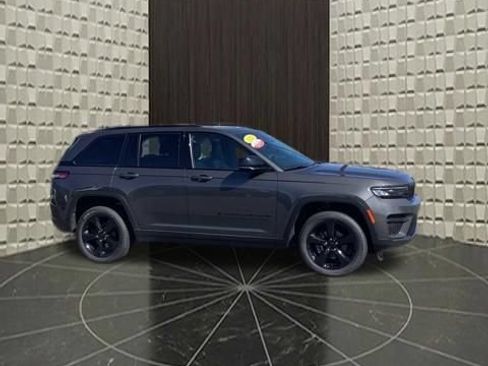 Used 2023 Jeep Grand Cherokee Altitude AWD/4WD image 3
