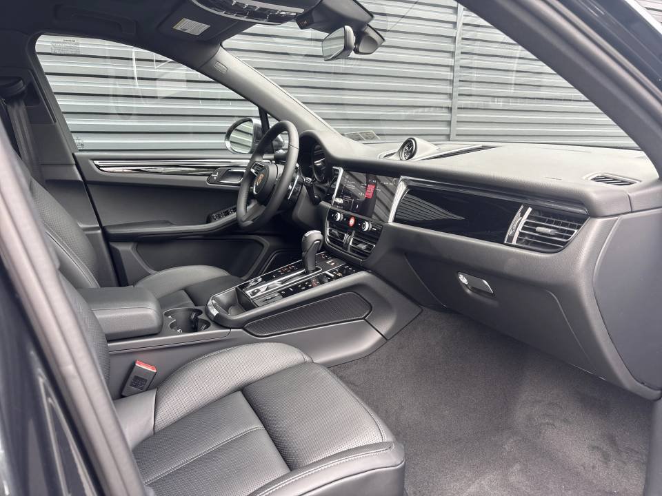 Certified 2026 Porsche Macan AWD/4WD image 13