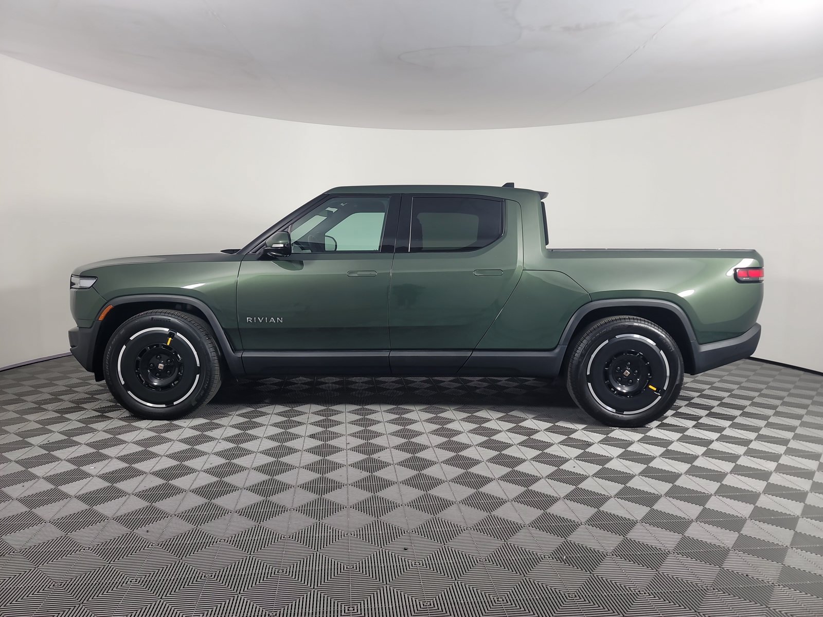 Used 2025 Rivian R1T Adventure Dual AWD/4WD image 2
