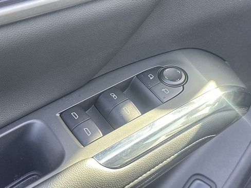 Used 2025 Chevrolet Traverse LT image 15