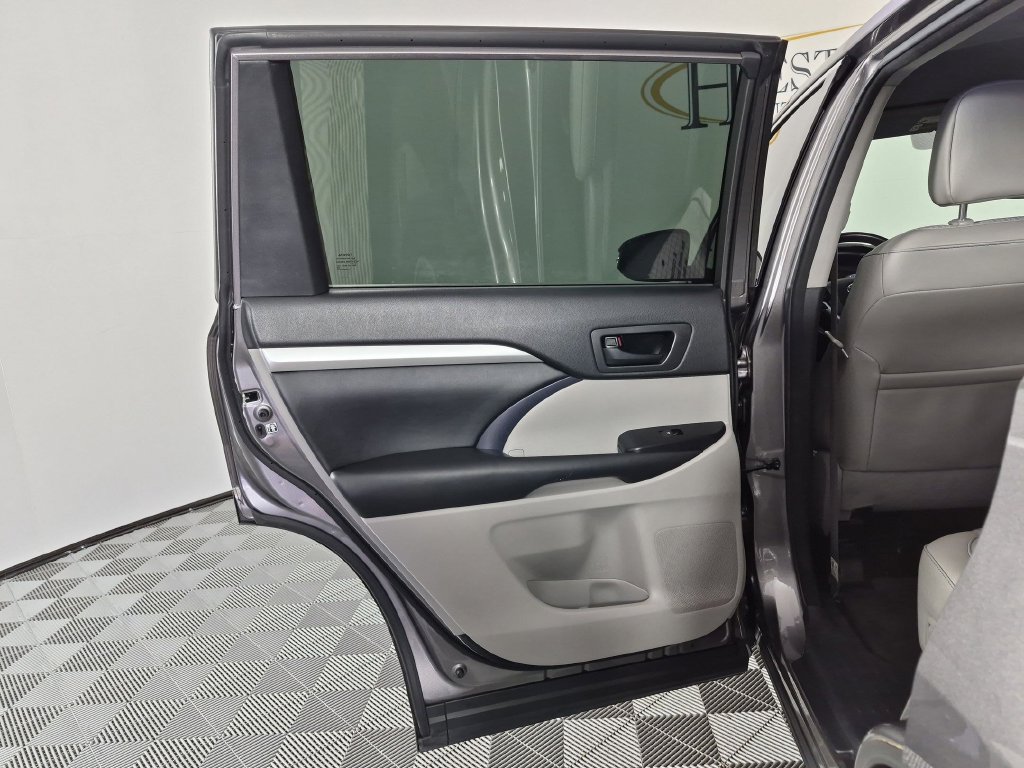 Used 2018 Toyota Highlander Plus AWD/4WD image 29