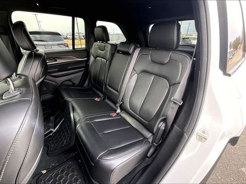 Used 2024 Jeep Grand Cherokee Limited w/ Black Appearance Package image 36