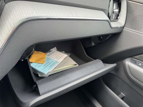 Certified 2025 Volvo XC60 B5 Plus image 30