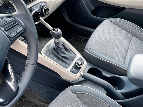 Used 2024 Hyundai Venue Limited FWD image 15