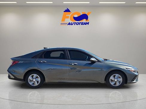 Used 2025 Hyundai Elantra SE FWD image 5
