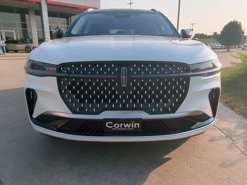 Used 2025 Lincoln Nautilus Reserve AWD/4WD image 2