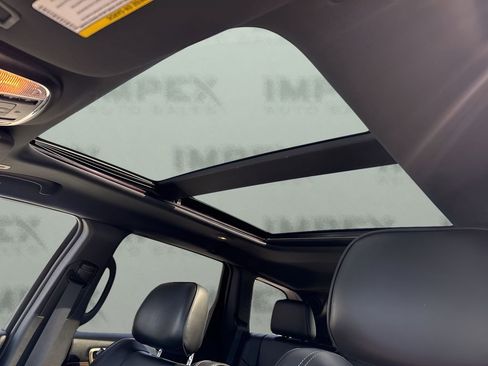 Used 2017 Jeep Grand Cherokee Overland image 12